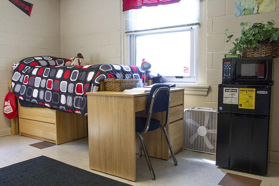 学生床，书桌和微型冰箱的安排