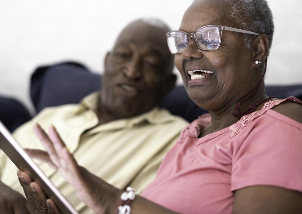 非裔美国老年夫妇在看平板电脑